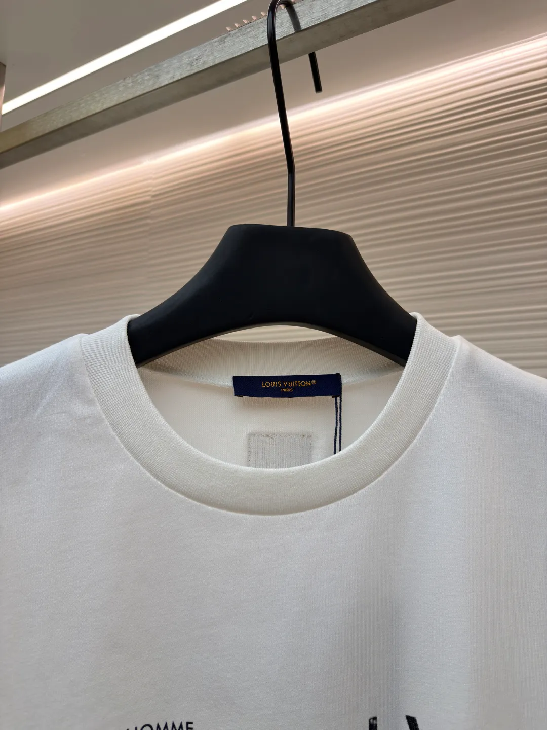 LOUIS VUITTON Team Printed Round Neck Short Sleeve ●Item No.: 1682117-A05 ●Material: Cotton knitted fabric ●Technology: Glue printing ●Color: White ●Version: Fitted version ●Weight: about 270 grams ●Size: It is made of fine cotton knitted fabric, using high-count combed cotton yarn and woven through plain knitting technology. The combing process removes short fibers and impurities, making the yarn smoother and stronger. The woven fabric therefore has a tight structure, a smooth surface, and a soft and refreshing touch. High-quality basic fabrics are fundamental to ensuring the durability and daily comfort of T-shirts. Environmentally friendly elastic glue printing uses water-based environmentally friendly slurry, and uses polymer cross-linking technology to achieve the elastic combination of patterns and fabrics. Its biggest feature is its excellent stretch resilience, and the printed area can expand and contract simultaneously with the fabric without cracking. The pattern has a matte or semi-matte finish, with bright colors and great coverage. The printed area feels soft and smooth, with no obvious hardening of the film, maintaining the original softness and breathability of the fabric. Because the slurry penetrates into the fiber gaps, it has a slight waxy resistance when touched, similar to the texture of fine sand leather. The overall wiring is straight and delicate, the fabric is comfortable and soft, and the color is consistent without color difference. It can be matched with the same style to create a fashionable look and control various occasions. Customized accessories, complete with three standards, same style for men and women!